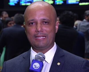 Major Vitor Hugo desiste de Senado e anuncia pré-candidatura a deputado federal