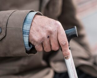 Brasil registra quase 180 mil denúncias de violência contra idosos em 2024