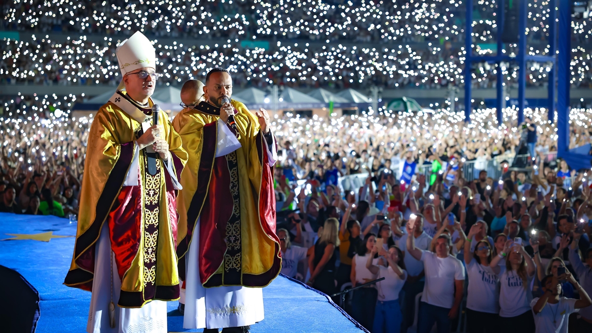 Mais de 70 mil pessoas estiveram na 10ª edição do Totus Tuus, em Goiânia, no último sábado (31). O evento organizado pela Paróquia Nossa Senhora da Assunção e pela Arquidiocese de Goiânia, em parceria com o Sesc Goiás e apoio do Governo de Goiás, aconteceu no Estádio Serra Dourada. Na ocasião, o evento católico recebeu uma imagem de Nossa Senhora das Graças trazida da Capela da Medalha Milagrosa, em Paris, na França. O governador Ronaldo Caiado (União Brasil), que esteve presente com a primeira-dama Gracinha Caiado, disse que o momento foi um dos mais importantes da vida dela. “Quando tinha 10 anos, tive febre reumática e naquela época era comum que a doença deixasse problemas cardíacos como sequela. Uma tia que é freira trouxe de Roma uma imagem de Nossa Senhora das Graças e colocou na cabeceira da minha cama. Me curei sem sequelas, e essa imagem passou a me acompanhar em todos os momentos da minha vida. Tem 65 anos que ela anda ao meu lado", lembrou. “Hoje, estou em plena saúde, podendo agradecê-la por me ajudar a governar e estar comigo todos os dias.” Mais de 200 caravanas de todas as regiões do País estiveram na capital goiana para o Totus Tuus. Arcebispo de Goiânia, Dom João Justino reforçou o significado da imagem de Nossa Senhora das Graças. “Apresenta o papel de Nossa Senhora na história da salvação, juntamente com todos os seus diferentes títulos. Já recebemos em outras edições do Totus Tuus outras representações, mas sempre está presente a mesma e única Mãe de Deus, Nossa Senhora, a Jovem de Nazaré, hoje acolhida e celebrada em nossa cidade como Nossa Senhora das Graças, a Virgem da Medalha Milagrosa." Já o líder da Paróquia Nossa Senhora da Assunção e idealizador do evento, padre Marcos Rogério, ressaltou que a "parceria estabelecida com o Estado gerou tantos empregos, incentivou o turismo religioso e, sobretudo, a manifestação da fé. Superou todas as nossas expectativas. Em um mundo onde as pessoas sofrem tanto, com depressão, com ansiedade, dias como o de hoje nos ajudam a nos sentirmos vivos". Pelo palco do Totus Tuus passaram nomes como Padre Reginaldo Manzotti, Padre Carlos Gomes, Padre Patrick, DJ Padre Rômulo Leal, Colo de Deus, Missionário Shalom, Diego Fernandes, Irmã Zélia e o cantor sul-coreano Junho Chu. O prefeito de Goiânia, Sandro Mabel (União Brasil), também prestigiou o evento. LEIA TAMBÉM: ‘Congregar irmãos e irmãs para oração’, diz o arcebispo de Goiânia sobre o sino Vox Patris