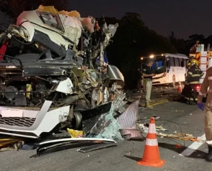 Acidente entre caminhão e ônibus deixa mortos e feridos em Porangatu