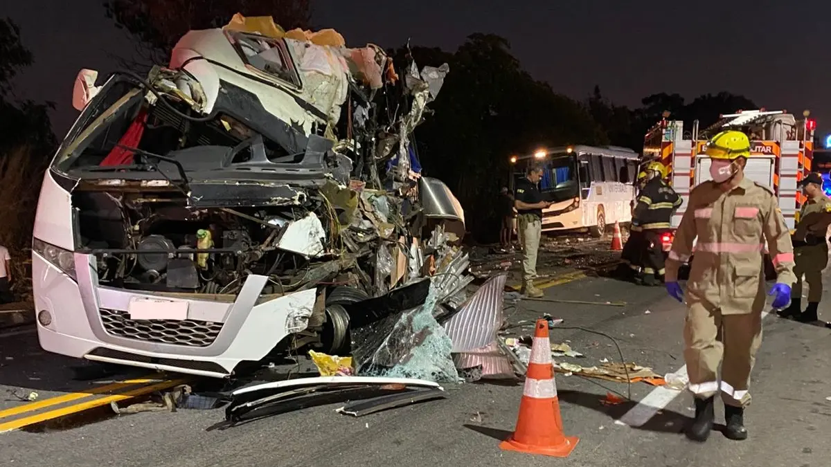 Acidente entre caminhão e ônibus deixa mortos e feridos em Porangatu