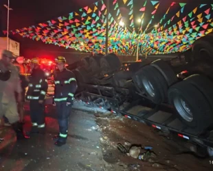 Caminhão desgovernado bate em carro e tomba em córrego, em Itumbiara