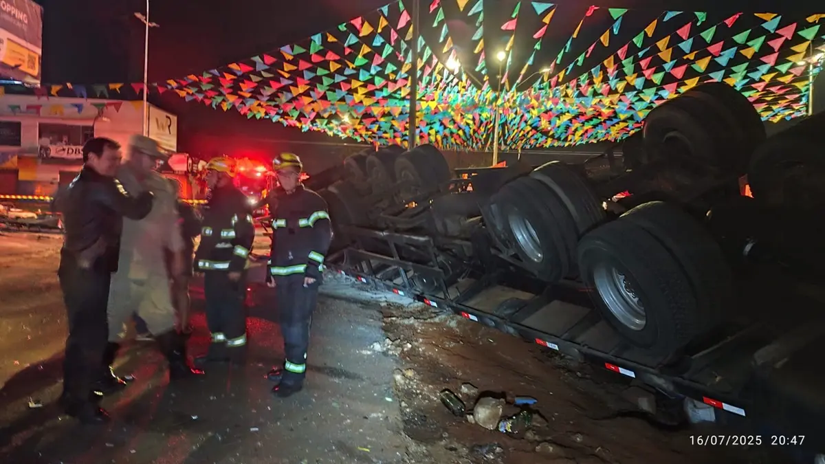 Caminhão desgovernado bate em carro e tomba em córrego, em Itumbiara