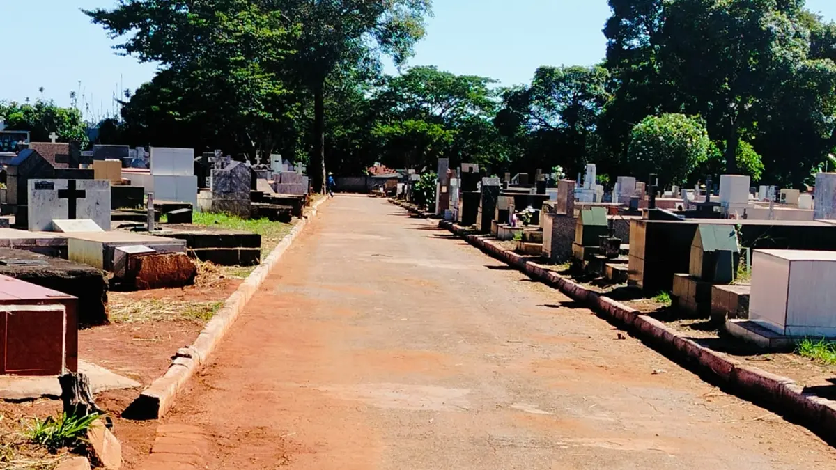 Responsáveis por jazigos abandonados em cemitérios de Goiânia recebem notificação