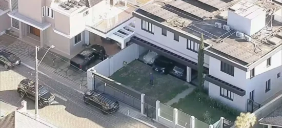PF apreende celular de Bolsonaro e encontra US$ 14 mil na casa dele