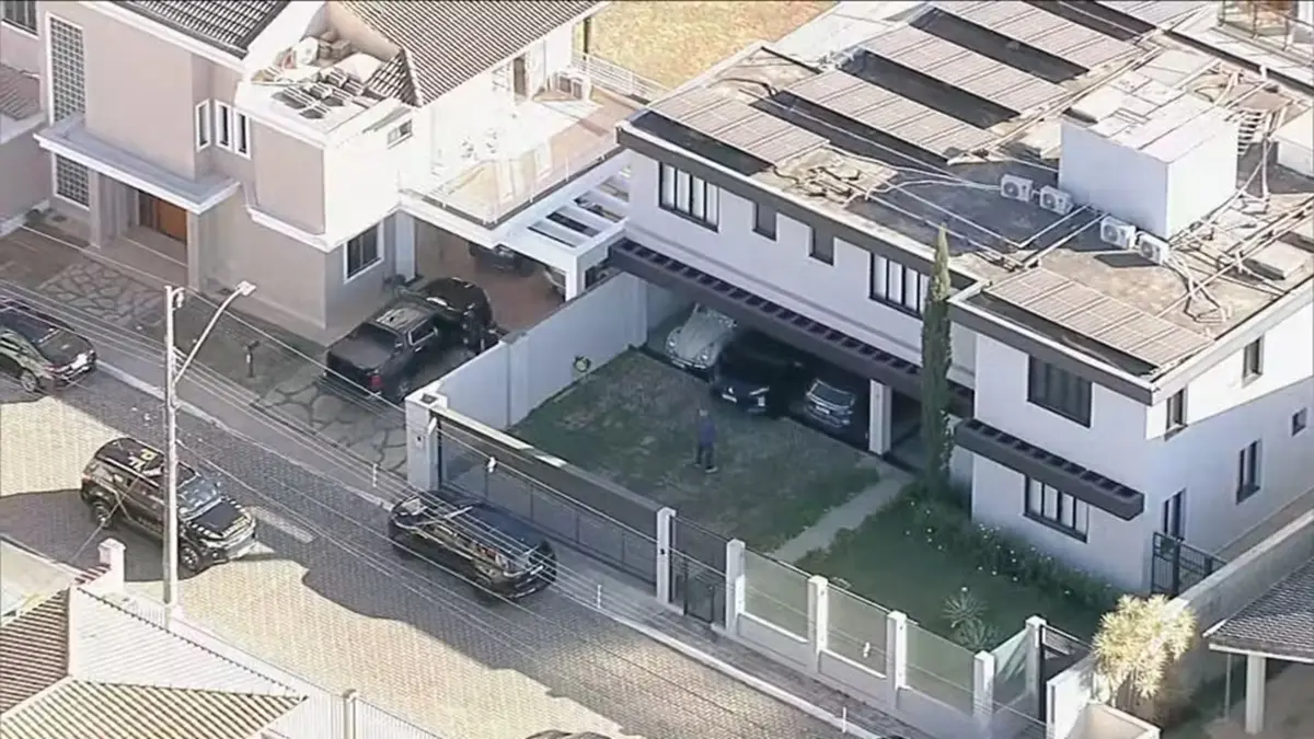 PF apreende celular de Bolsonaro e encontra US$ 14 mil na casa dele