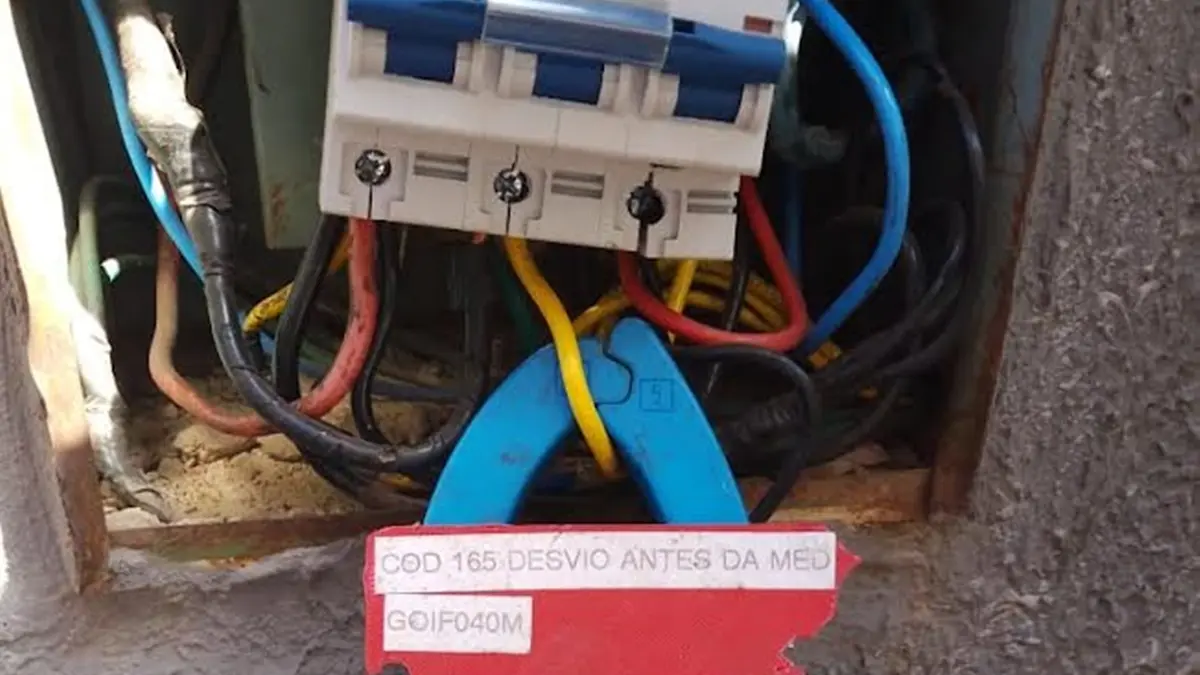 Operação investiga furto de energia em bar de Goiânia