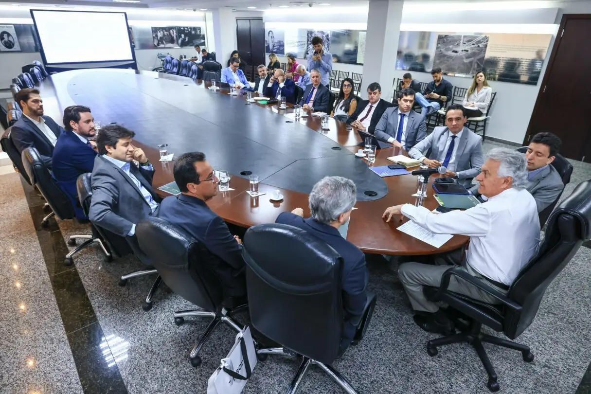 Caiado-em-reuniao_Wesley-Costa-1215x810