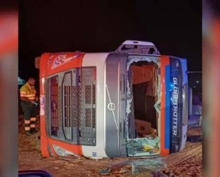 Motorista foge da PRF e tomba caminhão em Campinorte