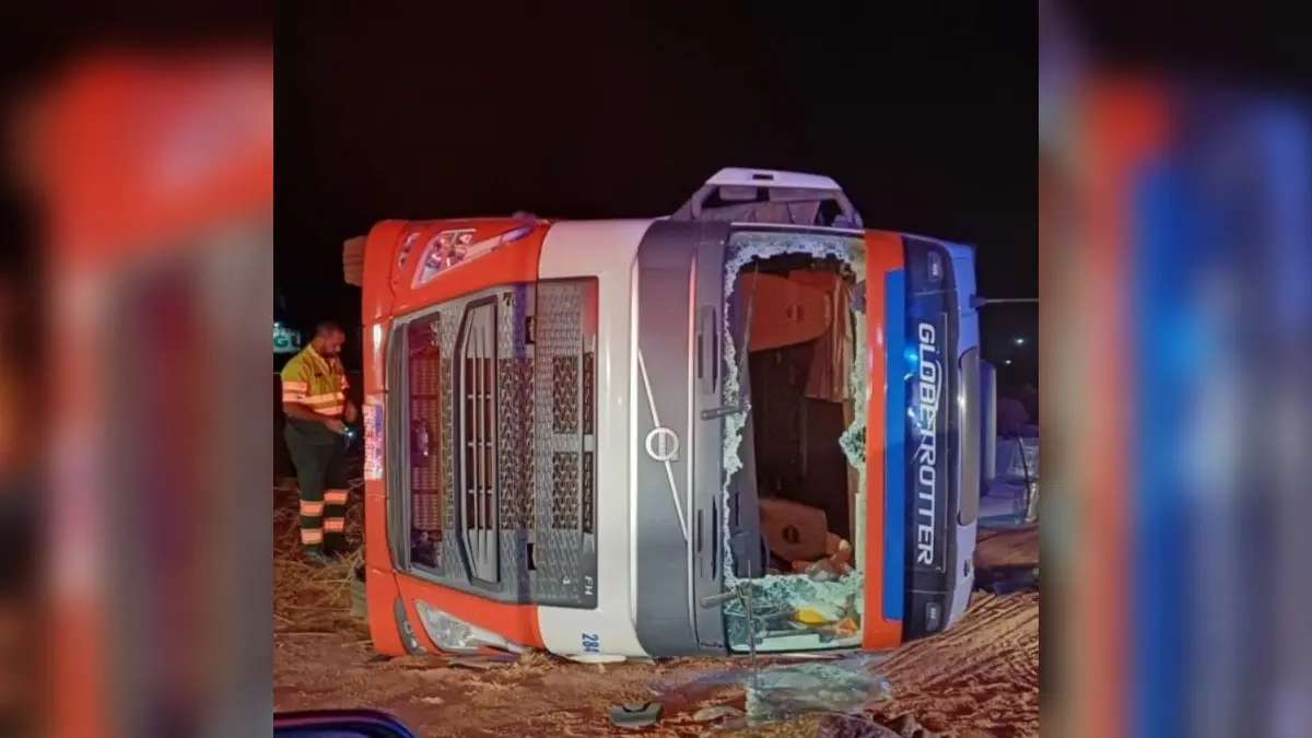 Motorista foge da PRF e tomba caminhão em Campinorte
