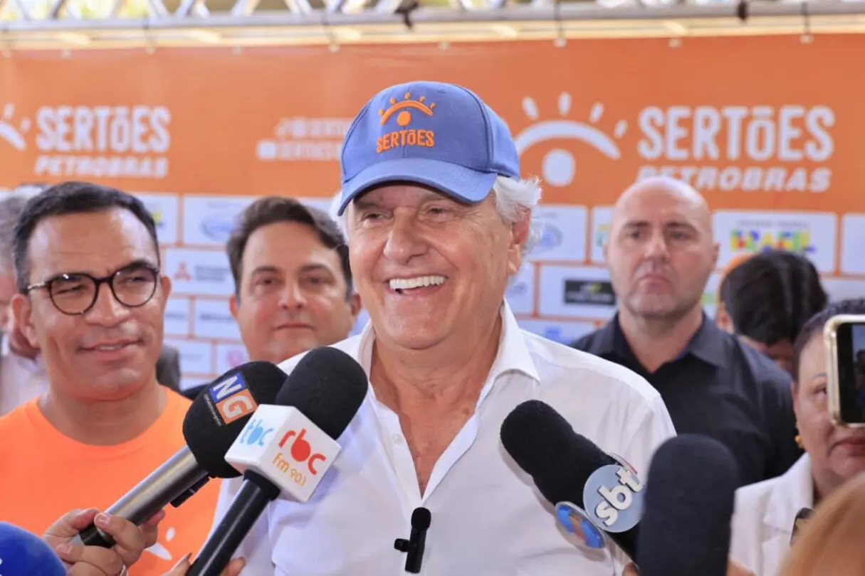 Caiado-anuncia-largada-do-Sertoes-2025-em-Goiania_Andre-Saddi-Secom-4-1215x810