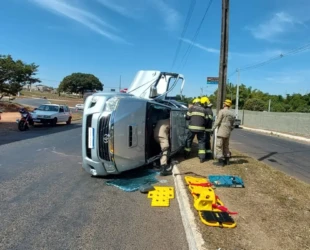 Condutor de caminhonete tomba veículo em cruzamento de Morrinhos e precisa de resgate