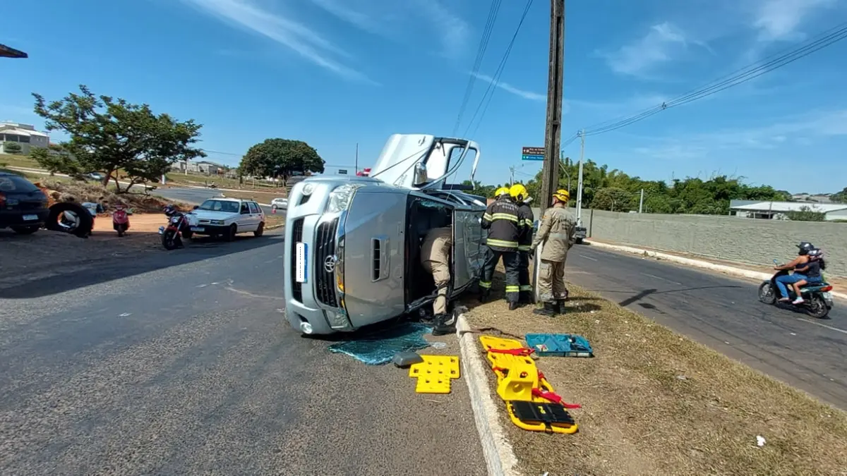 Condutor de caminhonete tomba veículo em cruzamento de Morrinhos e precisa de resgate