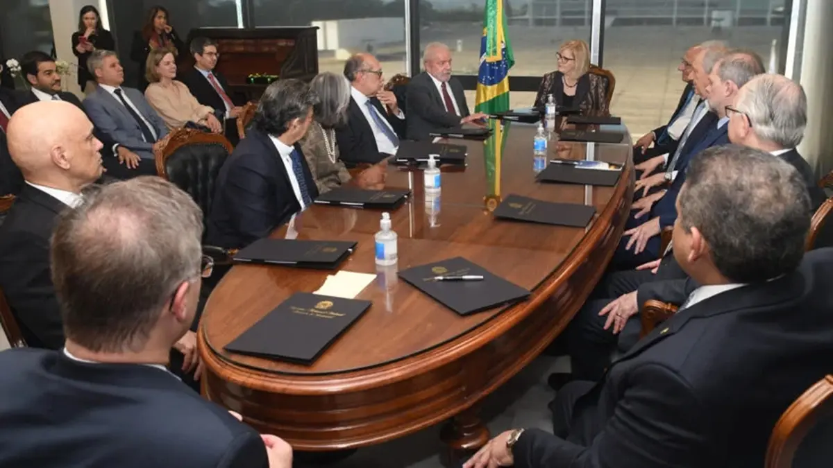 Lula convida os 11 ministros do STF para encontro no Alvorada