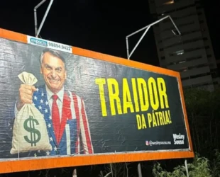 Professor coloca outdoor contra Bolsonaro em São Luís do Maranhão