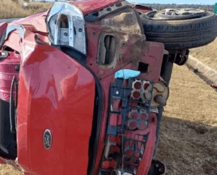 Carro com cinco pessoas capota em Campo Alegre de Goiás e duas ficam feridas