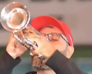 Trompetista Fabiano toca Marcha Fúnebre em frente ao condomínio de Bolsonaro