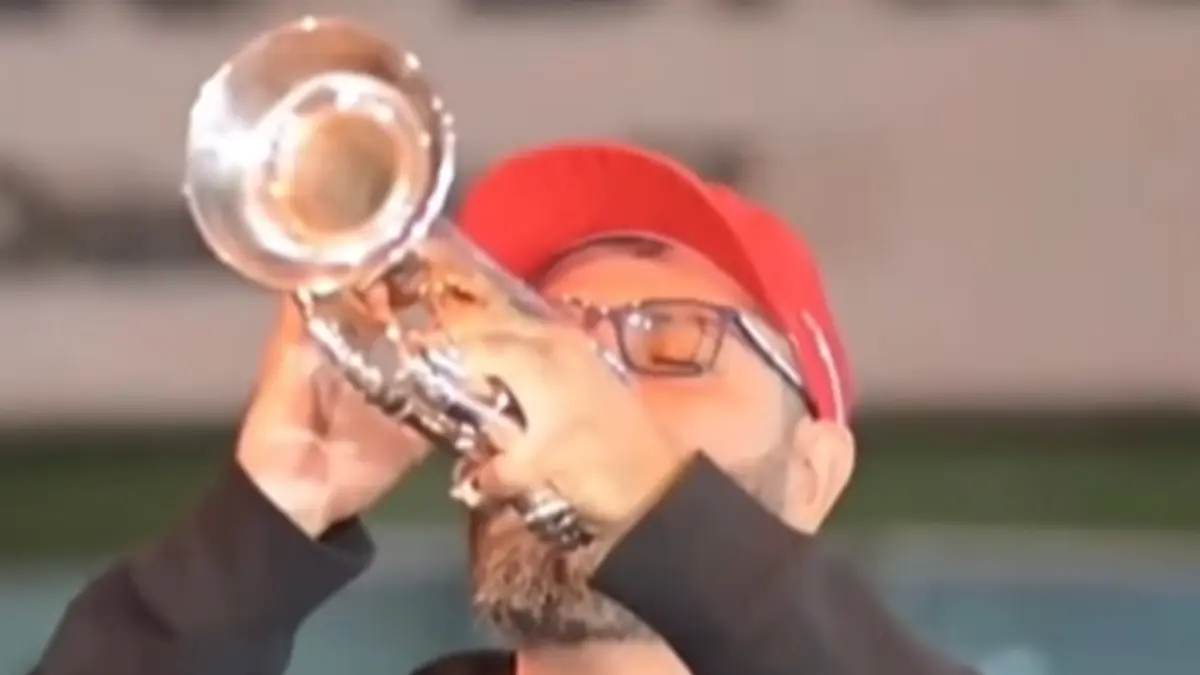 Trompetista Fabiano toca Marcha Fúnebre em frente ao condomínio de Bolsonaro