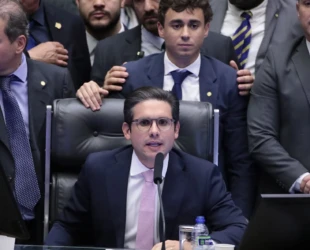 hugo-motta-reocupa-mesa-diretora-da-camara-apos-obstrucao-da-oposicao-9112