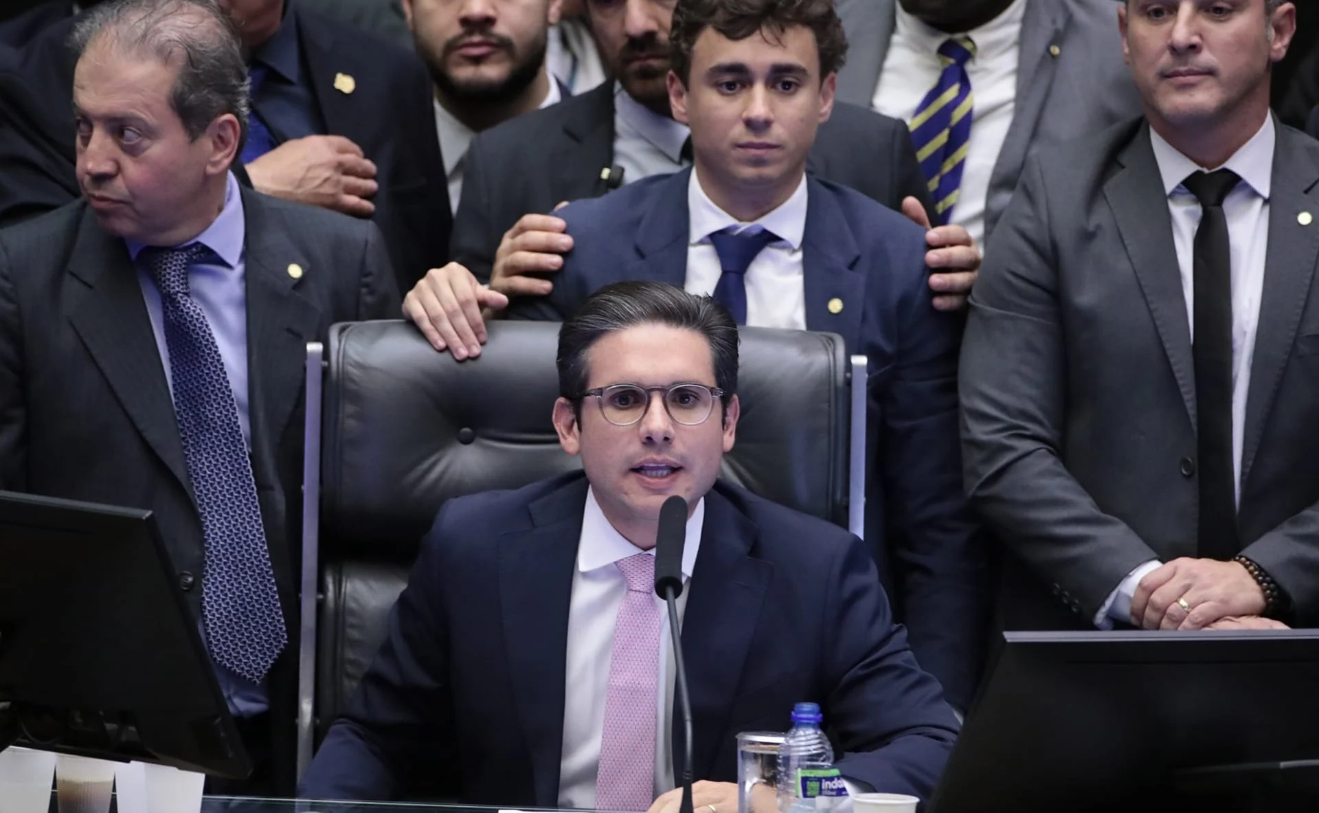 hugo-motta-reocupa-mesa-diretora-da-camara-apos-obstrucao-da-oposicao-9112
