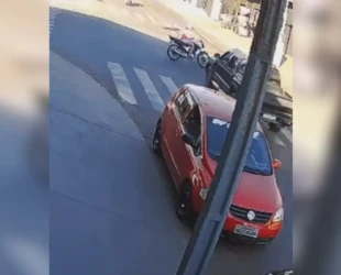 Homem em caminhonete atropela motociclista e foge sem prestar socorro em Caldas Novas