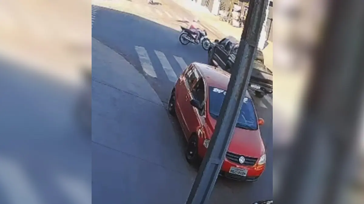 Homem em caminhonete atropela motociclista e foge sem prestar socorro em Caldas Novas