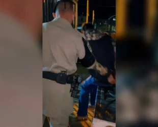 Motociclista 'entregador de drogas' é preso com menor na garupa, em Caldas Novas