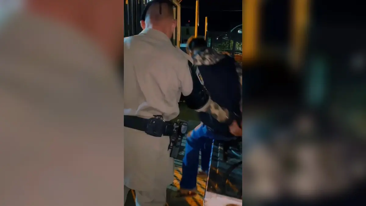 Motociclista 'entregador de drogas' é preso com menor na garupa, em Caldas Novas