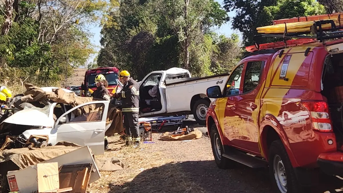 Três morrem e dois ficam feridos em acidente na zona rural de Pontalina