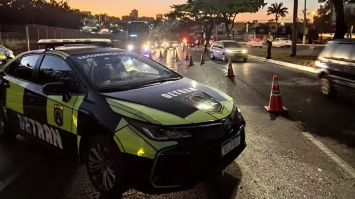 Viatura do Detran-DF atropela pedestre no Paranoá