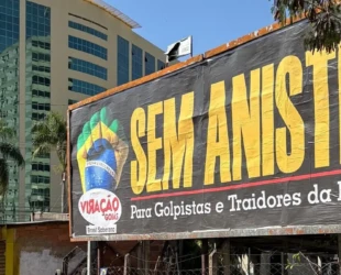 Grupo coloca outdoors em Goiânia com o tema 'sem anistia'