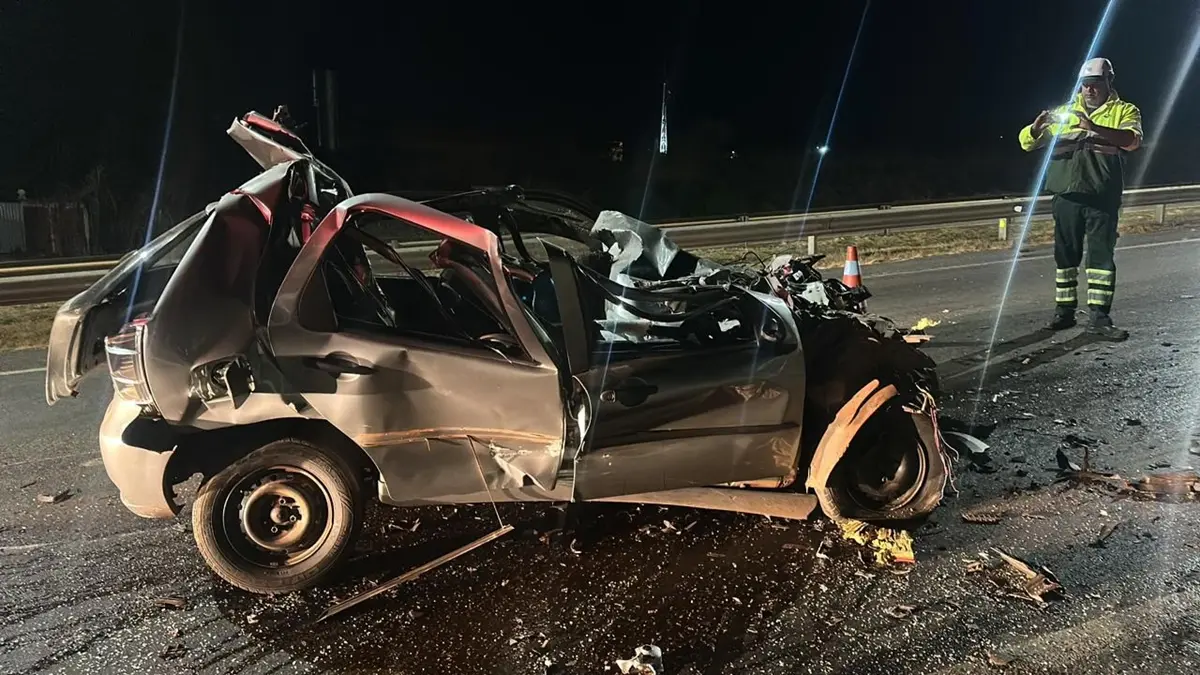 Motorista de carro morre após colidir com traseira de caminhão em Anápolis
