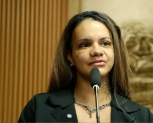 Juliana Garcia, agredida com 61 anos pelo ex-namorado, é homenageada na Câmara de Natal