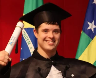'Diagnóstico não é destino': João Vitor é primeiro graduado em Educação Física na PUC Goiás