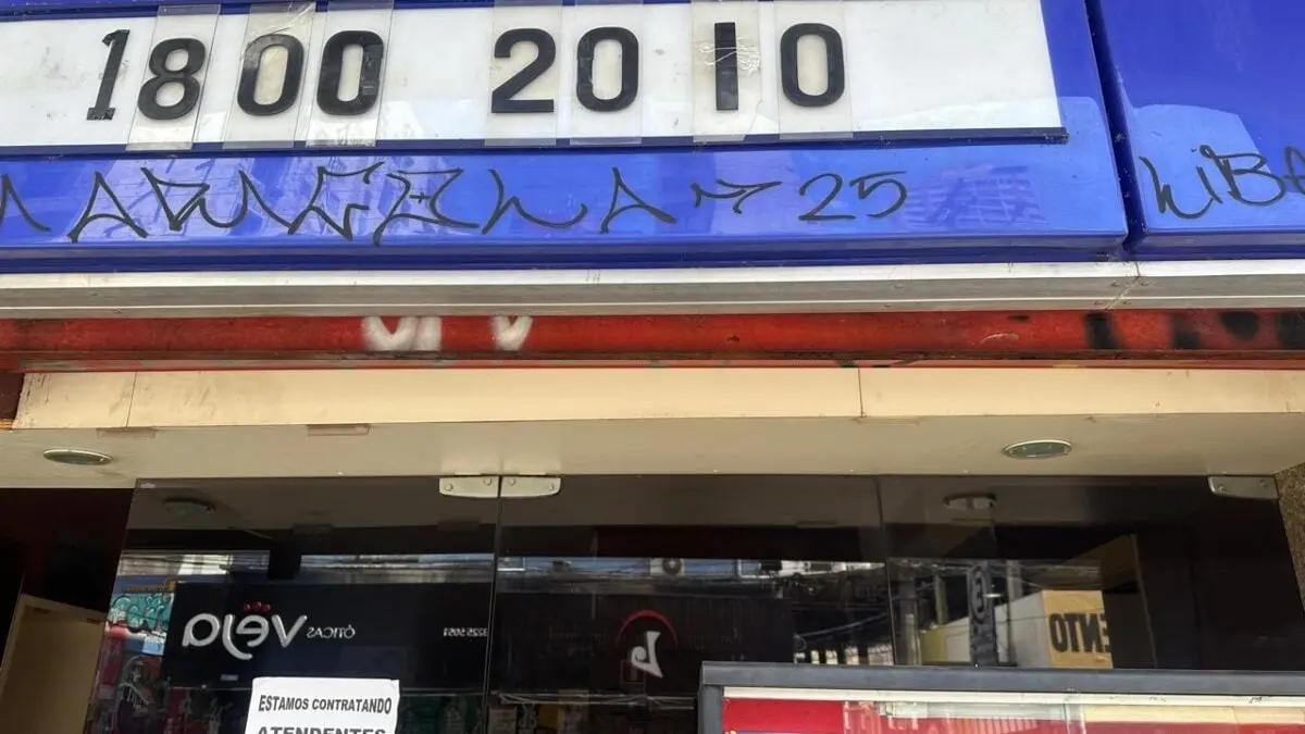 Cine Ritz sofre vandalismo após fechamento da Rua 8, em Goiânia