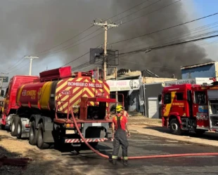 Bombeiros combatem incêndio em loja de pneus em Goiânia