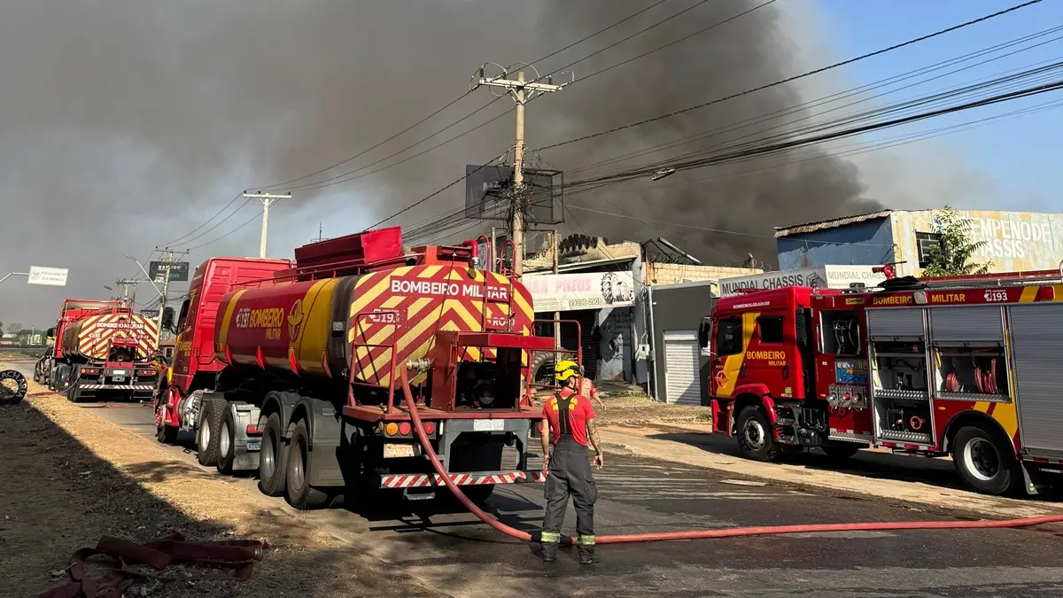 Bombeiros combatem incêndio em loja de pneus em Goiânia