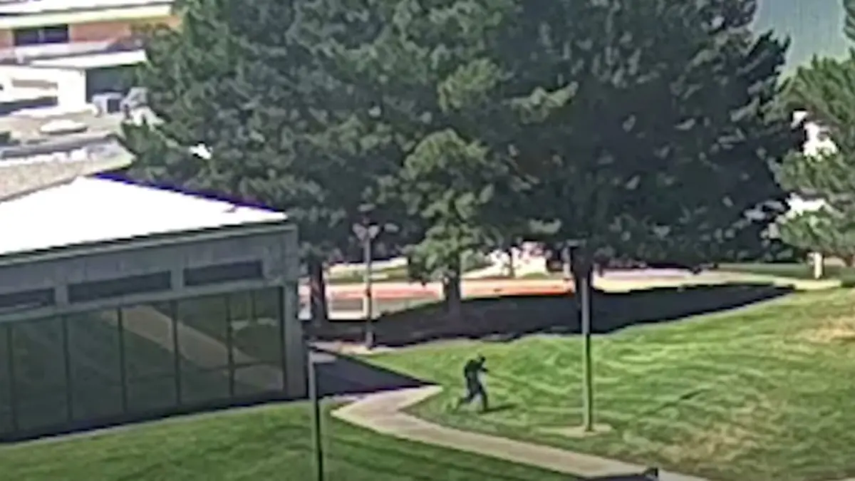 FBI divulga vídeo da fuga do assassino do ativista Charlie Kirk