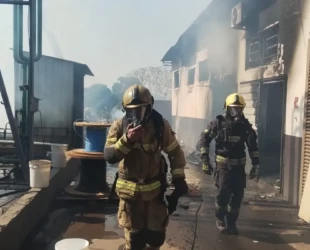 Bombeiros combatem incêndio urbano em depósito de líquido inflamável em Goiânia