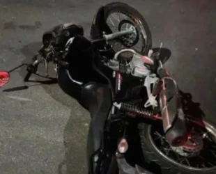 Motociclista perde o controle do veículo, bate em poste e morre em Aparecida de Goiânia