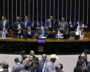 Apenas três deputados goianos votaram contra a PEC da blindagem