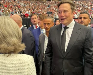 Musk vai ao funeral de Charlie Kirk e diz ser uma "honra" estar ali