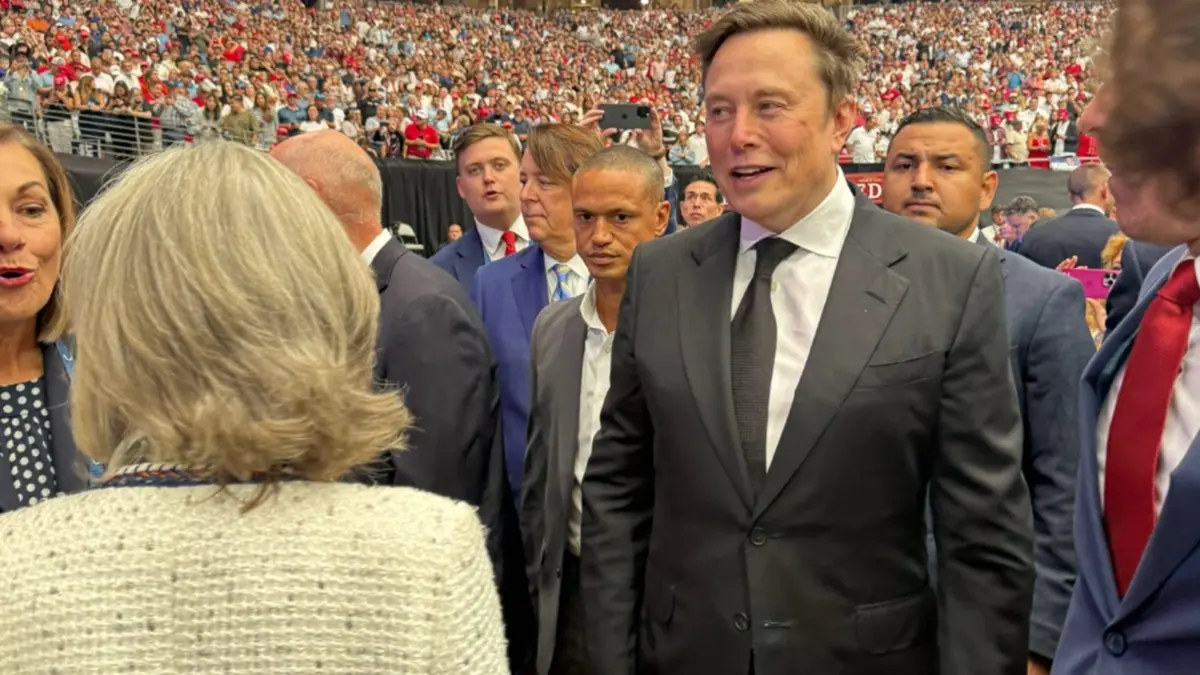 Musk vai ao funeral de Charlie Kirk e diz ser uma "honra" estar ali