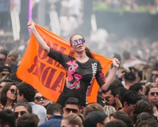 Festa 800 Time Machine anima sábado em Goiânia