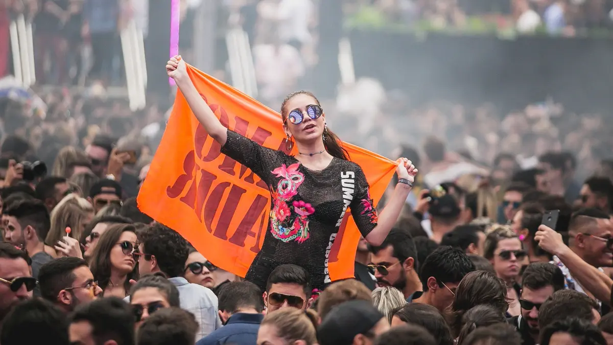 Festa 800 Time Machine anima sábado em Goiânia