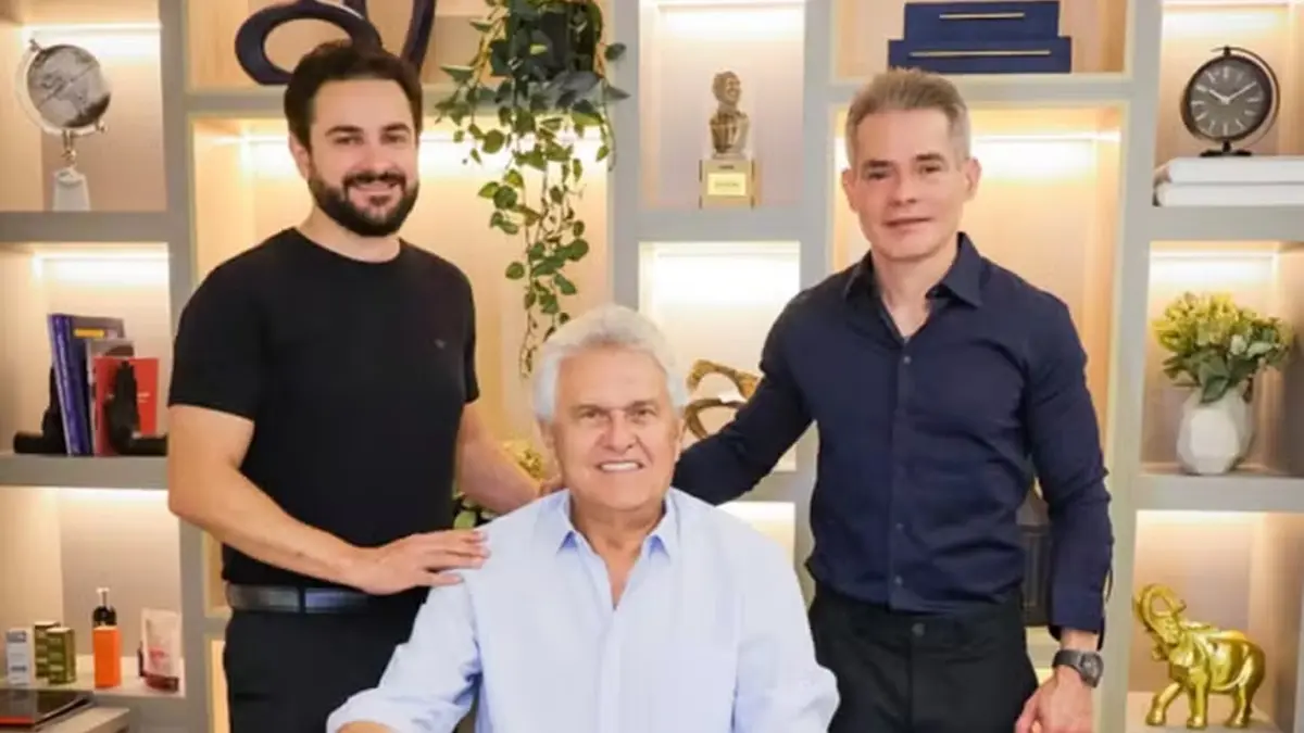Caiado faz transplante capilar; confira