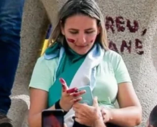 67e17620ed787eb88a7d23c1_Debora_grande