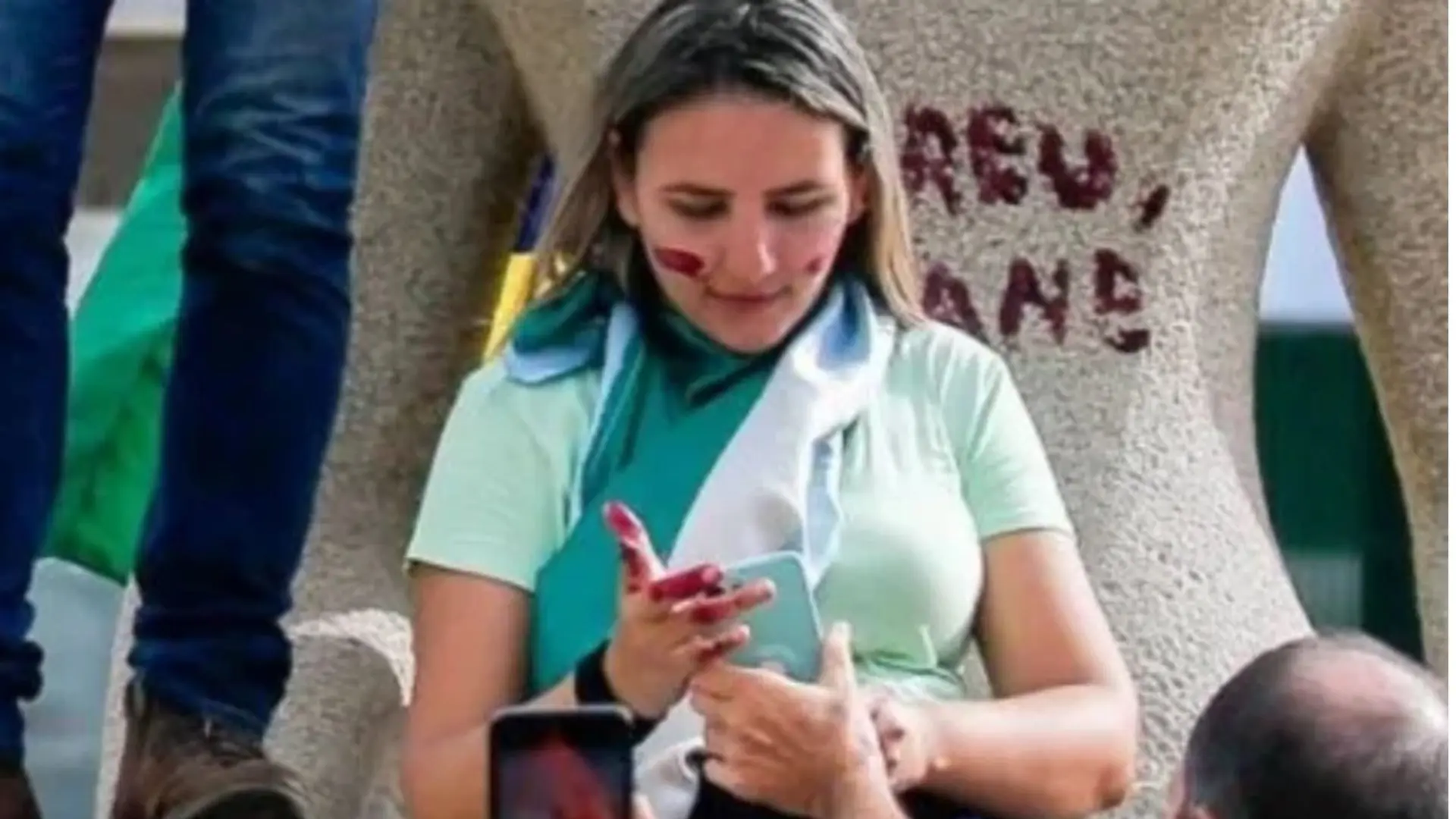 67e17620ed787eb88a7d23c1_Debora_grande