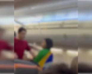 Mulher com bandeira do Brasil diz que não viaja com petistas e é retirada de voo