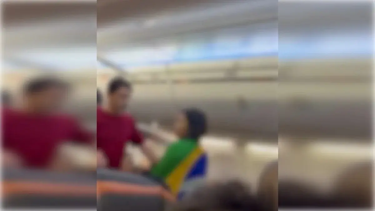 Mulher com bandeira do Brasil diz que não viaja com petistas e é retirada de voo